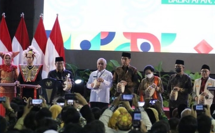 Gubernur Kaltim Isran Noor saat mendampingi Presiden Jokowi di Pembukaan Muktamar XVIII Pemuda Muhammadiyah di Balikpapan. (Dok. Instagram Pemprov Kaltim)
